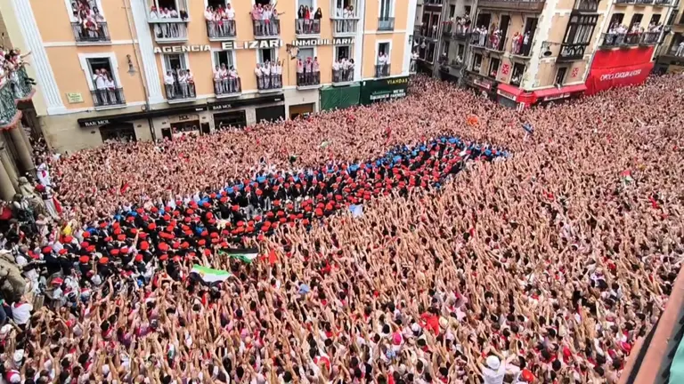 Los gaiteros salen a la plaza del Ayuntamiento en Pamplona por San Fermín. NAVARRA.COM