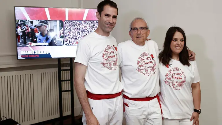 El director de Duguna Iruñeko Dantzariak/Dantzaris de Pamplona, Aritz Ibáñez Lusarreta (i), el presidente de la sociedad, Ángel Arana Seguín (c); y la dantzari Itxaso Martínez de la Pera Barrachina, momentos antes del lanzamiento del chupinazo. EFE/Jesús Diges