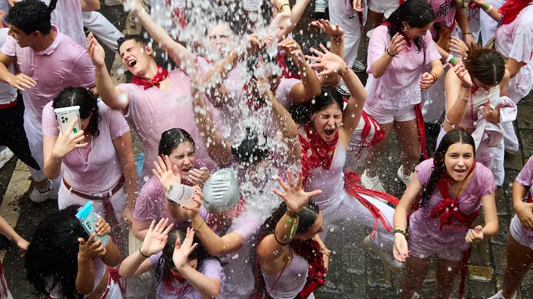 Miles de personas celebran el Chupinazo en la Plaza del Ayuntamiento de Pamplona, con el que se da inicio a las Fiestas de San Fermín 2024. IÑIGO ALZUGARAY