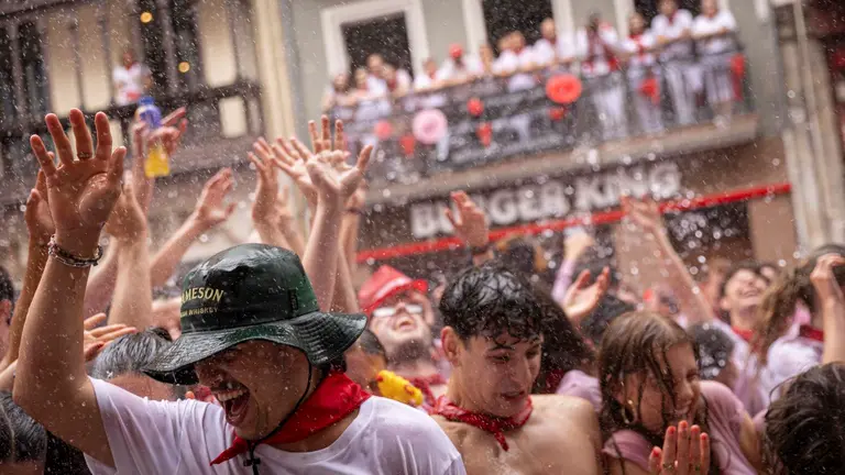 Ambiente por las calles de Pamplona tras el Chupinazo de las fiestas de San Ferm&iacute;n 2024. MAITE H. MATEO