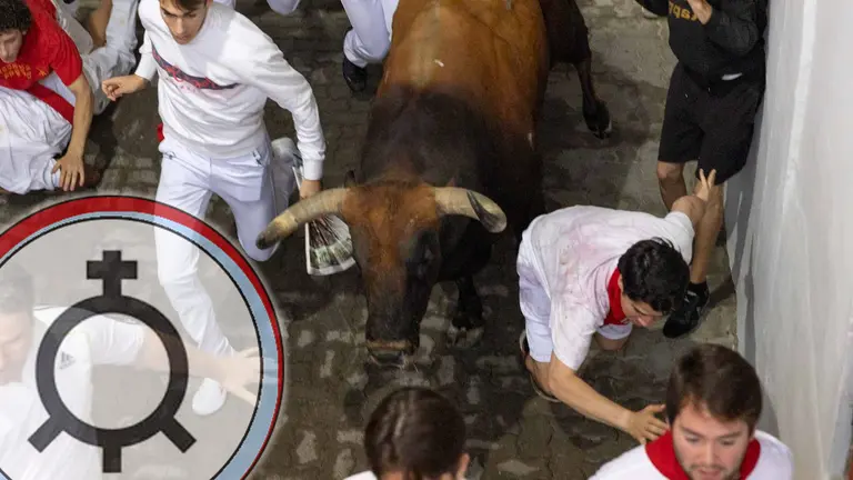 Primer encierro de San Fermín 2023 con toros de la Palmosilla en el callejón. MAITE H. MATEO