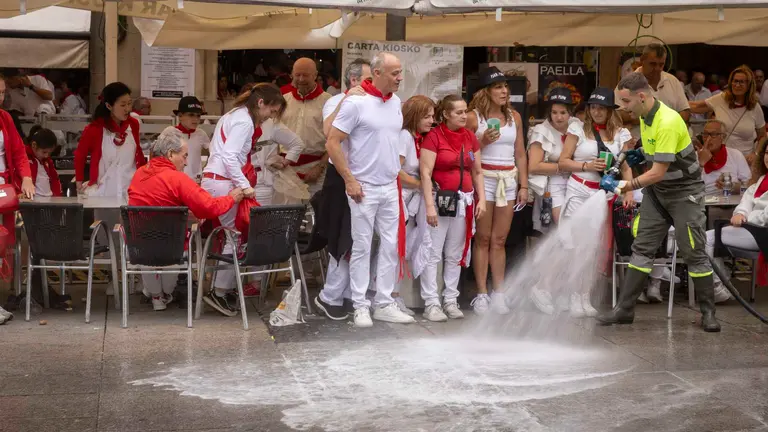 Ambiente por las calles de Pamplona tras el Chupinazo de las fiestas de San Fermín 2024. MAITE H. MATEO --33