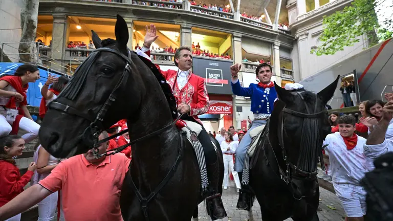 El rejoneador Pablo Hermoso de Mendoza (i), junto a su hijo Guillermo Hermoso de Mendoza (d), salen por la puerta grande de la Plaza de Toros de Pamplona en la segunda de abono de los Sanfermines 2024. EFE/ Daniel Fern&aacute;ndez
