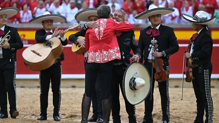 El rejoneador Pablo Hermoso de Mendoza se despide de la plaza de toros de Pamplona con mariachis incluidos en los Sanfermines 2024. EFE/ Daniel Fernández