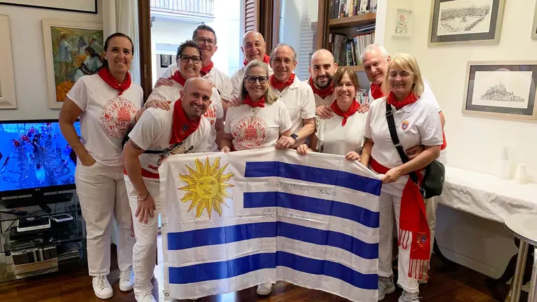 El grupo de uruguayos que han visto en un balcón el encierro de La Palmosilla en San Fermín. Navarra.com