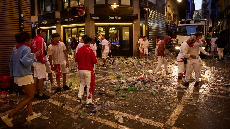 Pamplona anece llena de suciedad despu&eacute;s del primer d&iacute;a de las fiestas de San Ferm&iacute;n 2024. PABLO LASAOSA