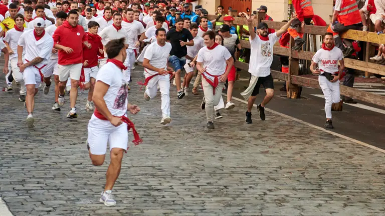 Primer encierro de San Fermín 2024 con toros de La Palmosilla en Telefónica. IRANZU LARRASOAÑA