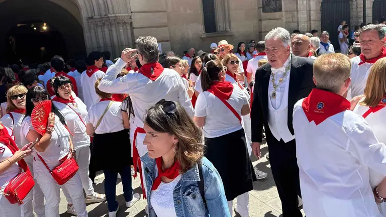 El alcalde de Pamplona, Joseba Asirón, se marcha de San Lorenzo al comienzo de la misa. NAVARRA.COM