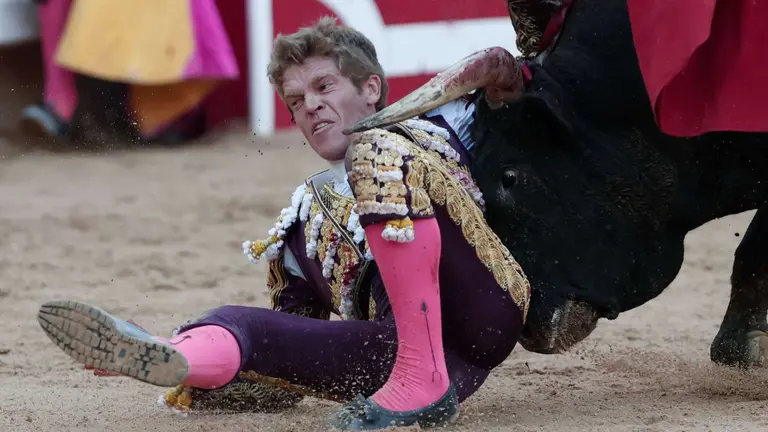 El diestro Borja Jiménez es alcanzado durante la lidia a su segundo y último toro de la tarde en la tercera de abono de la Feria de Toro de los Sanfermines 2024. EFE/Jesús Diges