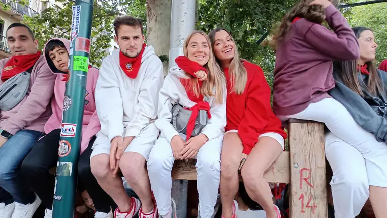 Iago, Neus y Marta esperando el comienzo del encierro de San Ferm&iacute;n en el vallado. NAVARRA.COM