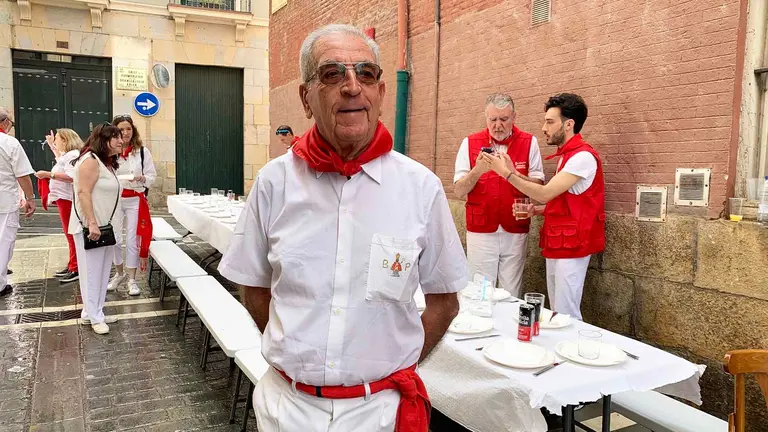 El alcalde de sol, Damián Sánchez, con la camisa de la peña El Bullicio Pamplonés. Navarra.com