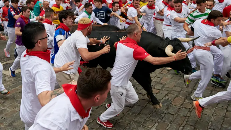 Tercer encierro de San Fermín 2024 con toros de Victoriano del Río en Telefónica. IRANZU LARRASOAÑA