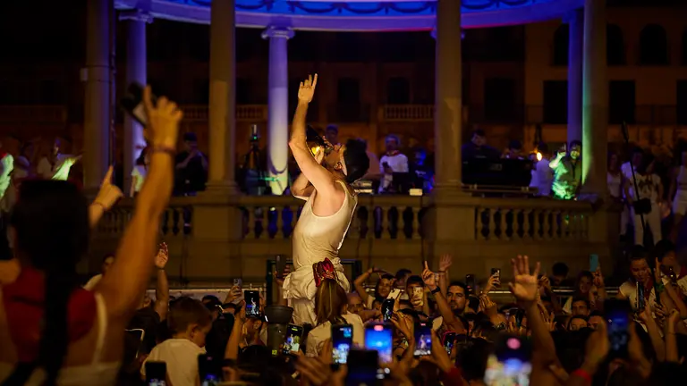 CONCIERTO DE ZETAK EN LA PLAZA DEL CASTILLO EL D&Iacute;A 8