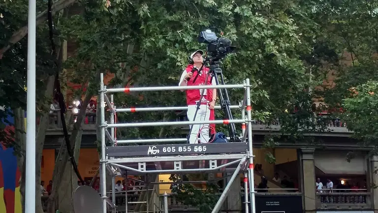 Un cámara de RTVE durante la retransmisión de un encierro de San Fermín en el callejón de la plaza de toros de Pamplona. NAVARRA.COM