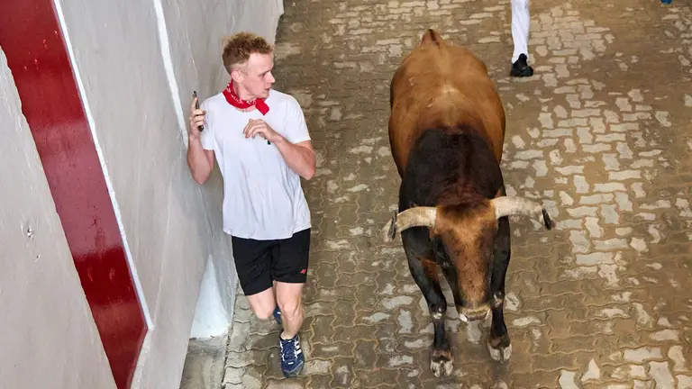 Cuarto encierro de San Ferm&iacute;n 2024 con toros de la ganader&iacute;a de Fuente Ymbro en el tramo del callej&oacute;n y la entrada a la Plaza de Toros. I&Ntilde;IGO ALZUGARAY