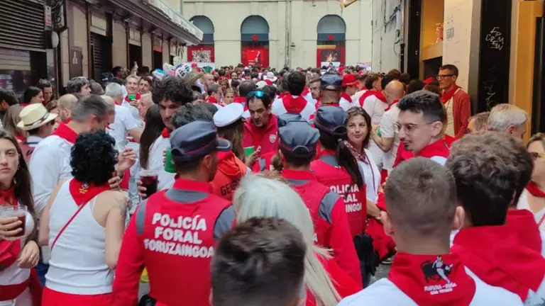 Agentes de Policía Foral patrullando en la calle en San Fermín. POLICÍA FORAL