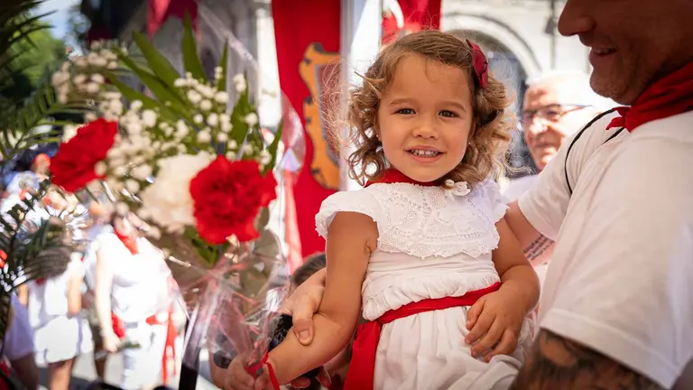 Multitudinaria ofrenda infantil en honor a San Ferm&iacute;n. MAITE H. MATEO-38