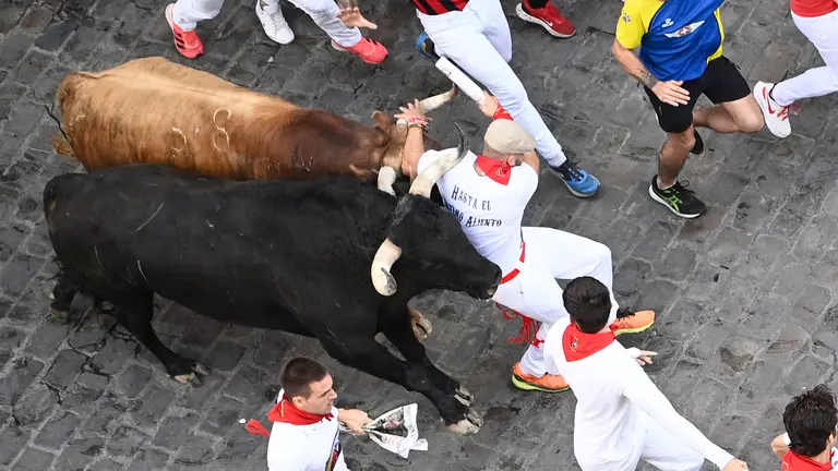 Quinto encierro de las fiestas de San Fermín 2024 con toros de Domingo Hernández en el tramo final de Estafeta y Telefónica. PABLO LASAOSA