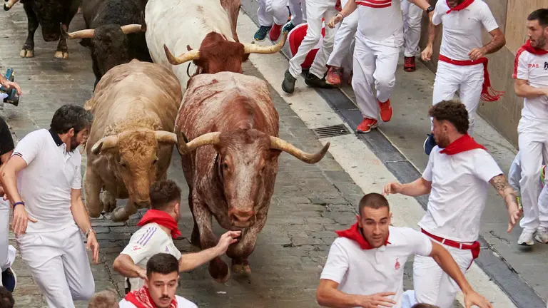 Sexto encierro de San Fermín 2024 con toros de Jandilla en Casa Seminario. IRANZU LARRASOAÑA