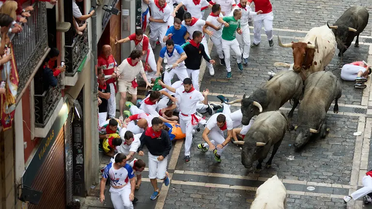 S&eacute;ptimo encierro de San Ferm&iacute;n 2024 con toros de la ganader&iacute;a de Jos&eacute; Escolar en el tramo de Mercaderes. I&Ntilde;IGO ALZUGARAY