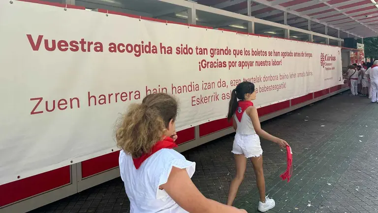 Lona colocada en la Tómbola de Cáritas agradeciendo a los pamploneses que se hayan acabado los boletos. NAVARRA.COM