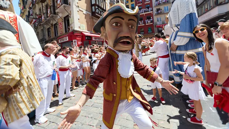 Despedida de la Comparsa de Gigantes y Cabezudos en la plaza del Ayuntamiento de Pamplona. IÑIGO ALZUGARAY