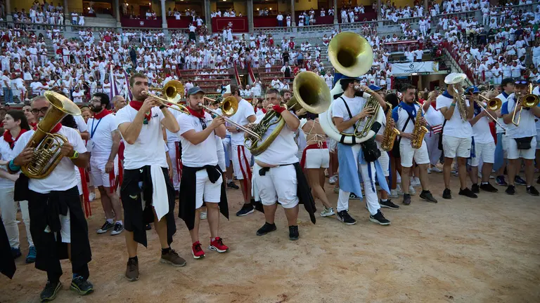 Despedida de las peñas en la Plaza de Toros de Pamplona en el último día de las fiestas de San Fermín de 2024. IÑIGO ALZUGARAY