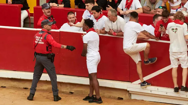 El streamer Speed es desalojado de la plaza de toros por la Policía Foral. IRANZU LARRASOAÑA