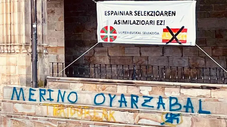 Cartel aparecido en Elorrio y pintadas contra el navarro Mikel Merino y el Guipuzcoano Mikel Oyarzábal.