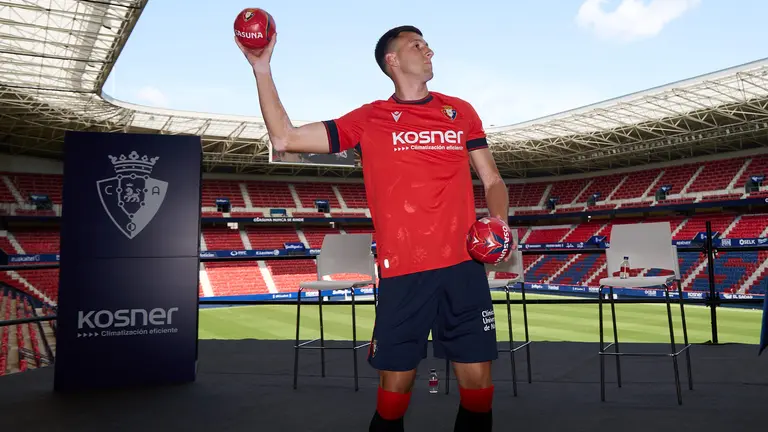 Pamplona, Navarra. España. 16 julio 2024. Fútbol. Osasuna
Presentación de Abel Bretones como nuevo jugador de Osasuna en un acto que ha tenido lugar en el estadio de El Sadar acompañado del presidente rojillo, Luis Sabalza, y del secretario técnico, Braulio Vázquez, en Pamplona a 16 de julio de 2024. Crédito: Iñigo Alzugaray / Cordon Press