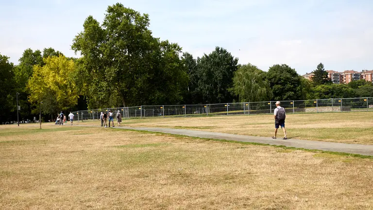Zona verde junto a la Estación de Autobuses de Pamplona después de las Fiestas de San Fermín 2024. IÑIGO ALZUGARAY
