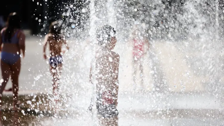 Unos ni&ntilde;os juegan en la Fuente de los Chorros en el parque de Yamaguchi de Pamplona en el primer d&iacute;a de una nueva ola de calor de este verano. I&Ntilde;IGO ALZUGARAY