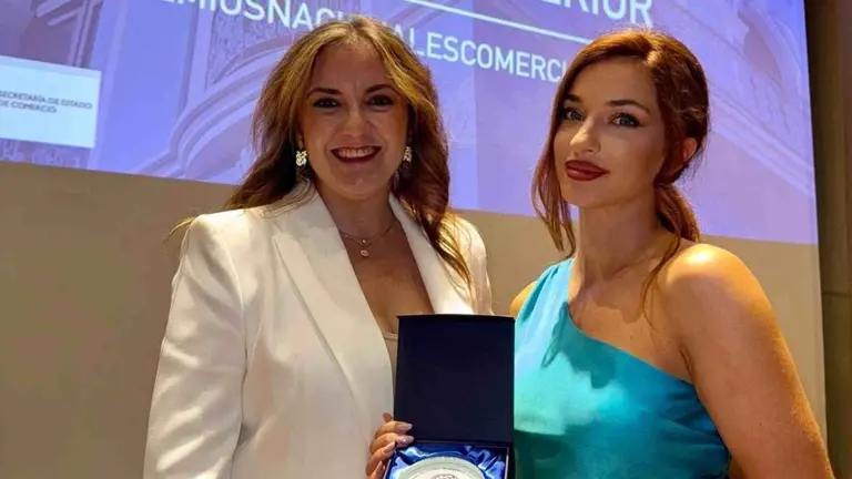 María Jesús Alonso y Sara Garaicoechea de Ensanche Área Comercial con el galardón del Ministerio de Comercio. ENSANCHE ÁREA COMERCIAL