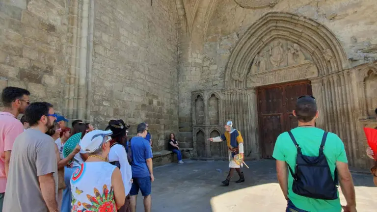 Un soldado medieval explica la historia de Sangüesa en sus visitas teatralizadas. AYUNTAMIENTO DE SANGÜESA