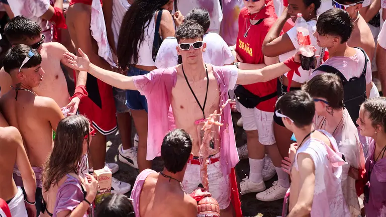 Lanzamiento del cohete que da inicio a las fiestas de Santa Ana 2024 en Tudela a cargo de Ángel Álvaro, enfermo de ELA. PABLO LASAOSA