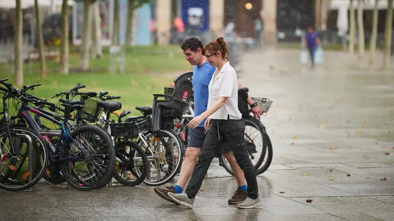 Día de calor y lluvia en Pamplona durante la nueva jornada de ola de calor. PABLO LASAOSA