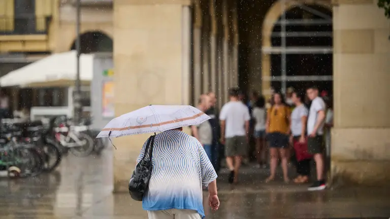 Día de calor y lluvia en Pamplona durante la nueva jornada de ola de calor. PABLO LASAOSA