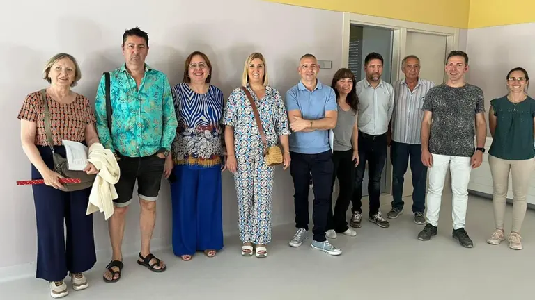 Fotografía de una visita institucional a las obras en el colegio público de Cadreita. AYUNTAMIENTO DE CADREITA