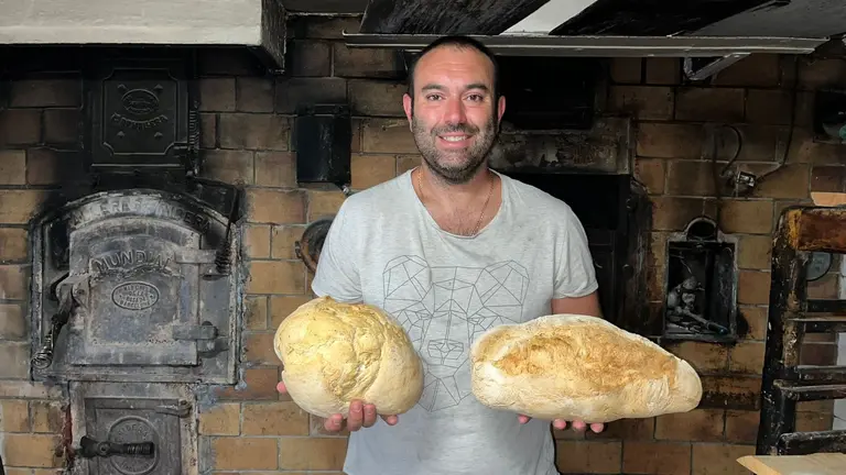 Markel Martín Zubiri reabre la panadería Pena de Ujué. CEDIDA