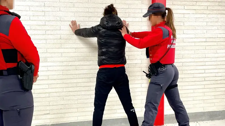 Momento de la detención y registro. POLICÍA FORAL