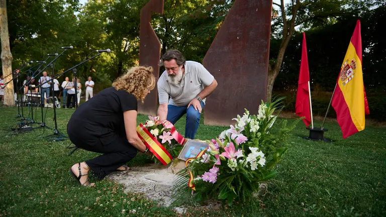 Ofrenda floral y acto en honor a Francisco Casanova, asesinado por ETA, en la Puerta de la Libertad de Berriozar. PABLO LASAOSA