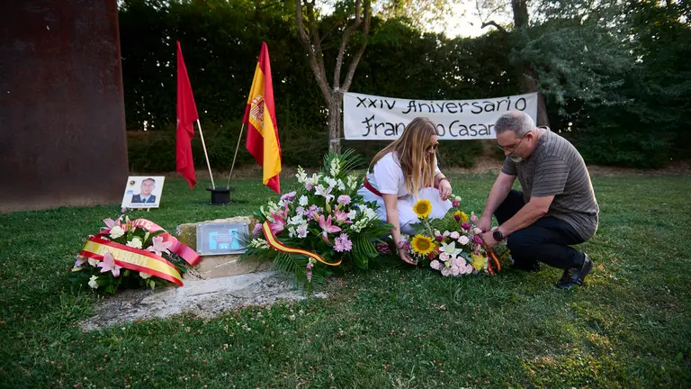 Ofrenda floral y acto en honor a Francisco Casanova, asesinado por ETA, en la Puerta de la Libertad de Berriozar. PABLO LASAOSA