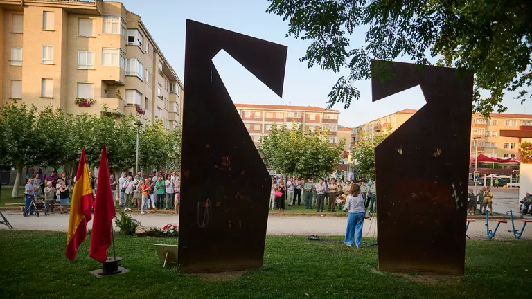 Ofrenda floral y acto en honor a Francisco Casanova, asesinado por ETA, en la Puerta de la Libertad de Berriozar. PABLO LASAOSA
