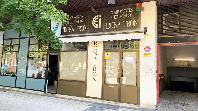 Fachada de la tienda Iru&ntilde;a - Tron en el barrio de Iturrama de Pamplona. Navarra.com