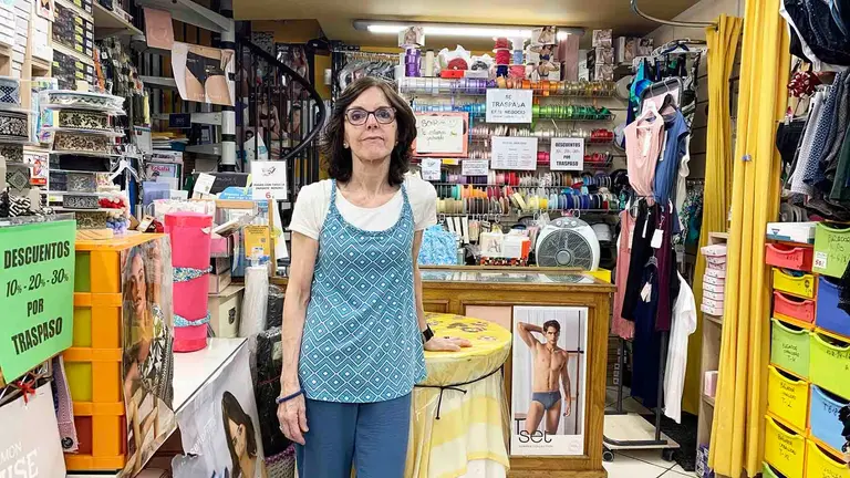 Carmen Moscoso en el interior de su mercer&iacute;a Isabel en Pamplona. Navarra.com