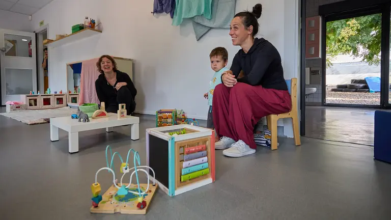 Inicio del curso 2024-25 en la Escuela Infantil Izartegi de Pamplona con la presencia de la concejala delegada de Igualdad, Acci&oacute;n Comunitaria, Barrios, Participaci&oacute;n Ciudadana y Euskera, Zaloa Basabe Guti&eacute;rrez, el gerente de Escuelas Infantiles, Alfredo Hoyuelos Planillo, y de la directora pedag&oacute;gica, In&eacute;s Zazu Artuch. I&Ntilde;IGO ALZUGARAY