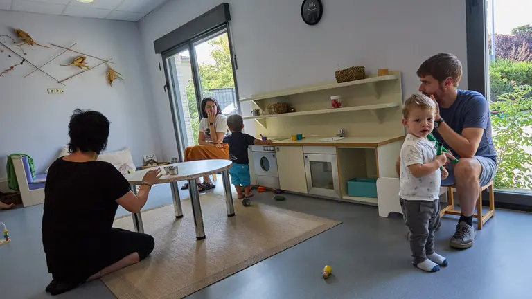 Inicio del curso 2024-25 en la Escuela Infantil Izartegi de Pamplona con la presencia de la concejala delegada de Igualdad, Acci&oacute;n Comunitaria, Barrios, Participaci&oacute;n Ciudadana y Euskera, Zaloa Basabe Guti&eacute;rrez, el gerente de Escuelas Infantiles, Alfredo Hoyuelos Planillo, y de la directora pedag&oacute;gica, In&eacute;s Zazu Artuch. I&Ntilde;IGO ALZUGARAY