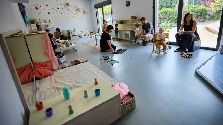 Imagen de archivo de la Escuela Infantil Izartegi de Pamplona con la presencia de la concejala delegada de Igualdad, Acci&oacute;n Comunitaria, Barrios, Participaci&oacute;n Ciudadana y Euskera, Zaloa Basabe Guti&eacute;rrez, el gerente de Escuelas Infantiles, Alfredo Hoyuelos Planillo, y de la directora pedag&oacute;gica, In&eacute;s Zazu Artuch. I&Ntilde;IGO ALZUGARAY