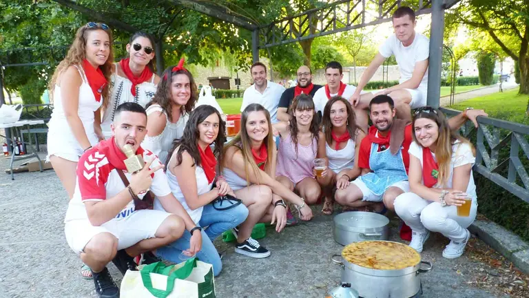 Los j&oacute;venes de Murieta preparan un calderete en fiestas. Navarra.com