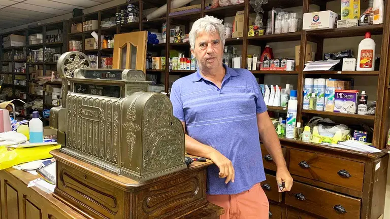 Ricardo Albizu en el interior de la perfumer&iacute;a que lleva su nombre en Estella. Navarra.com